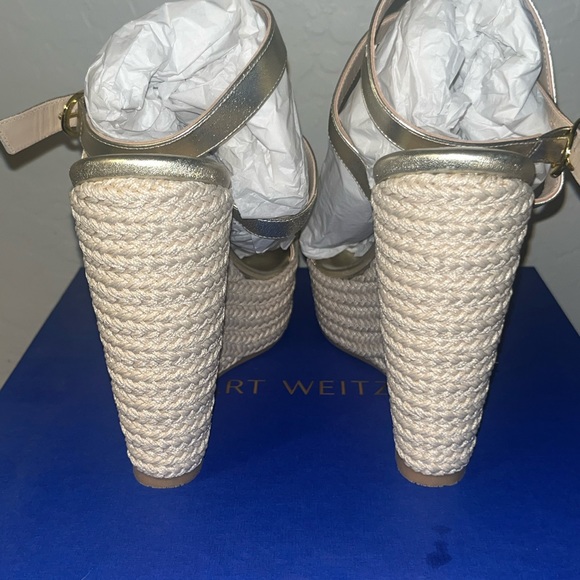 STUART WEITZMAN Alex Platform Wedge
Color: Gold
Size: 11 - Picture 15 of 15